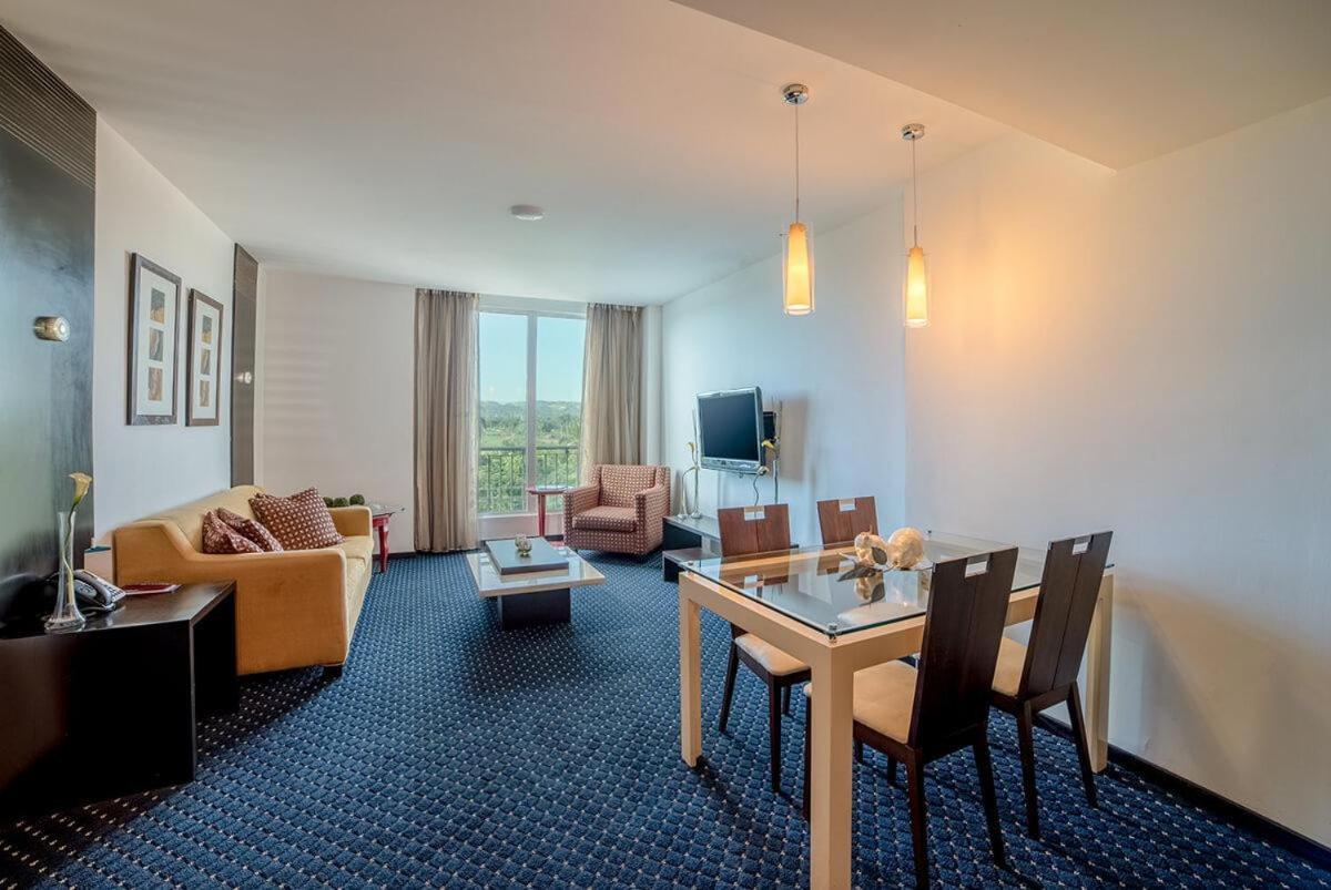 מלון סנטיאגו דה לוס קבאלרוס Hodelpa Garden Court מראה חיצוני תמונה